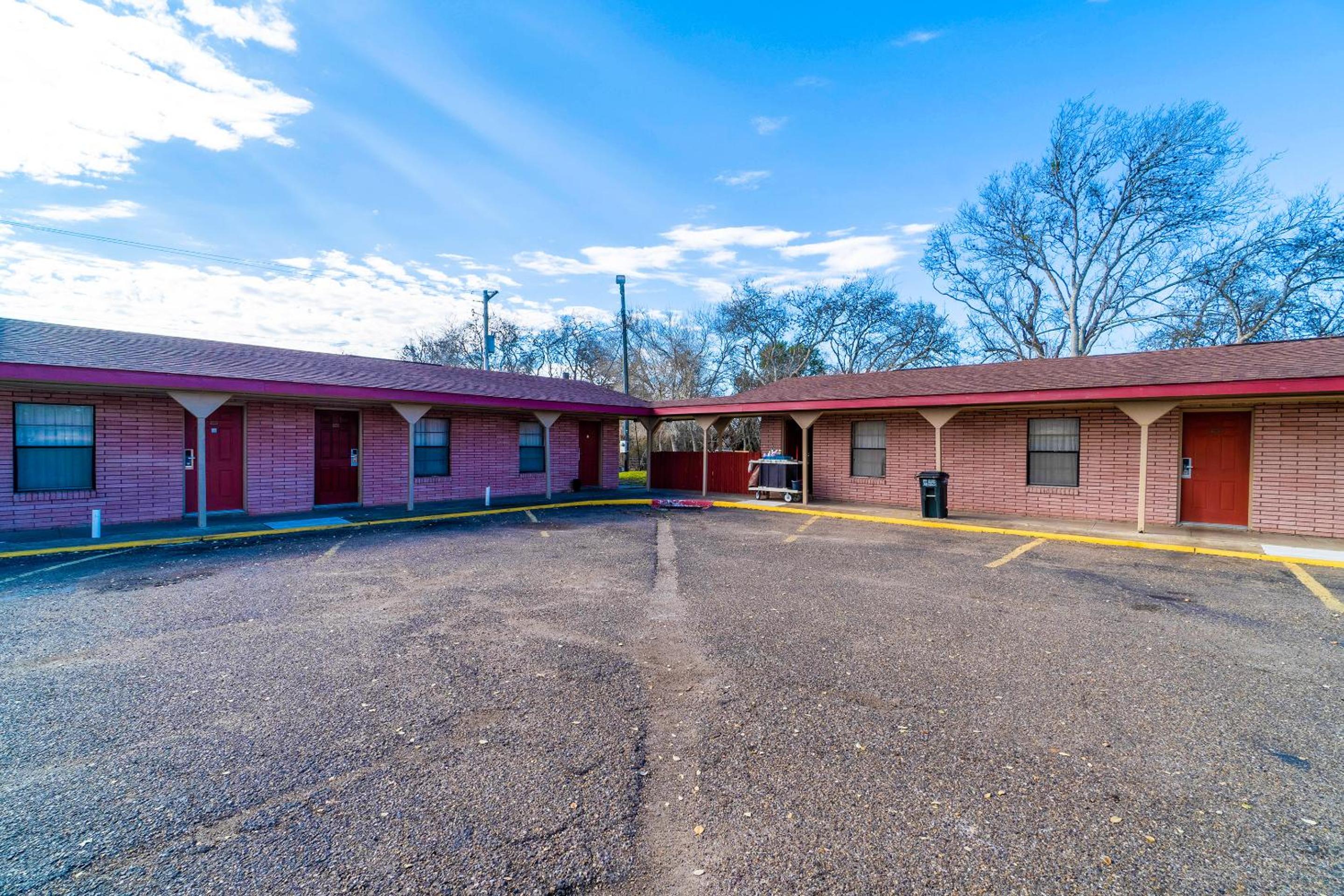 OYO Hotel Beeville -US 181