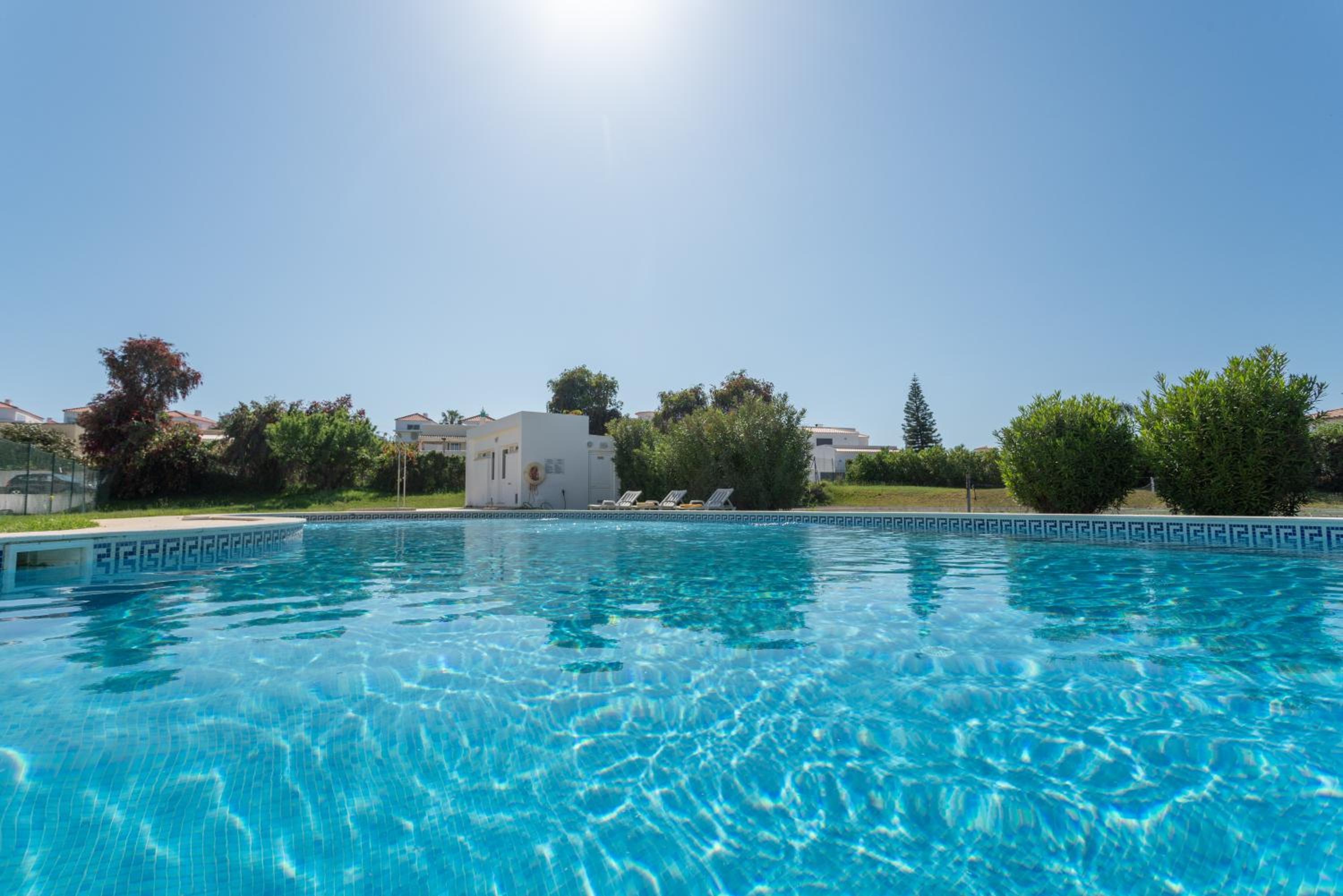 BnB Homes Large fully equipped Apartment with 2 bedrooms, swimming pool & patio