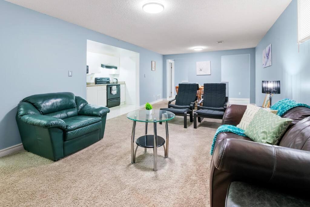 Cozy Suite - Walk to West Ed Mall