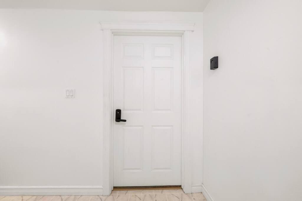 Cozy Suite - Walk to West Ed Mall