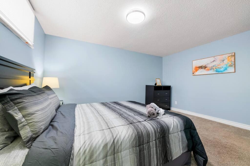 Cozy Suite - Walk to West Ed Mall