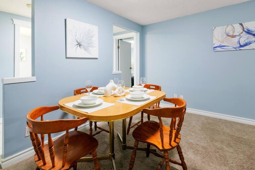 Cozy Suite - Walk to West Ed Mall