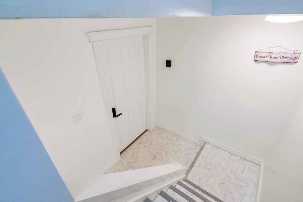 Cozy Suite - Walk to West Ed Mall