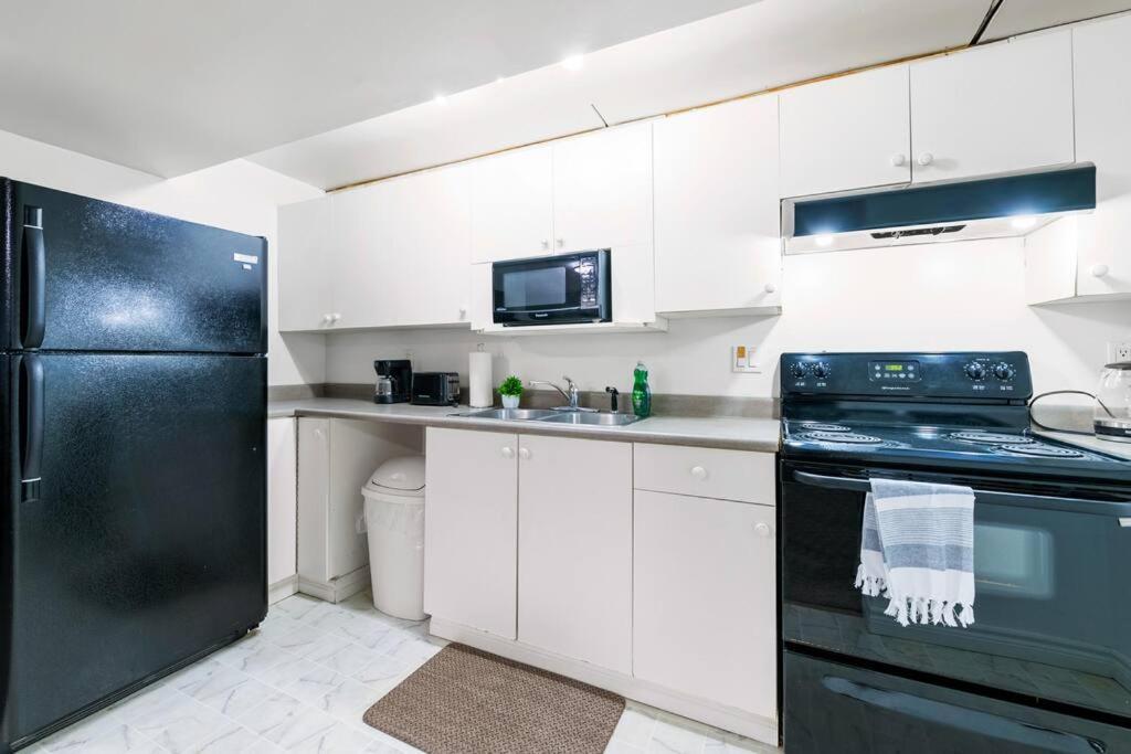 Cozy Suite - Walk to West Ed Mall