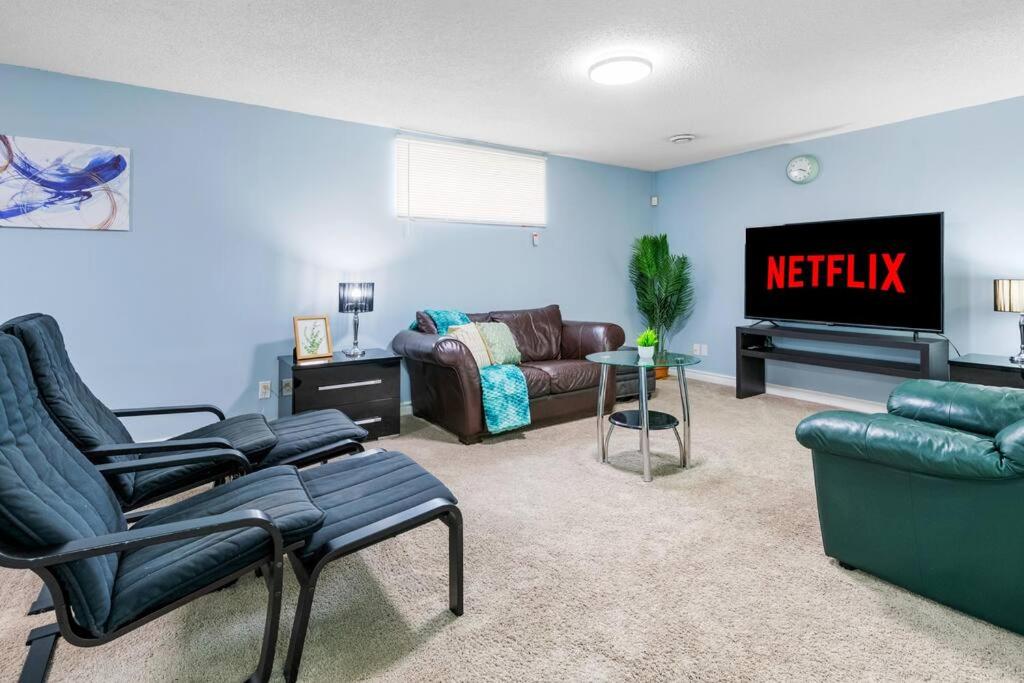 Cozy Suite - Walk to West Ed Mall