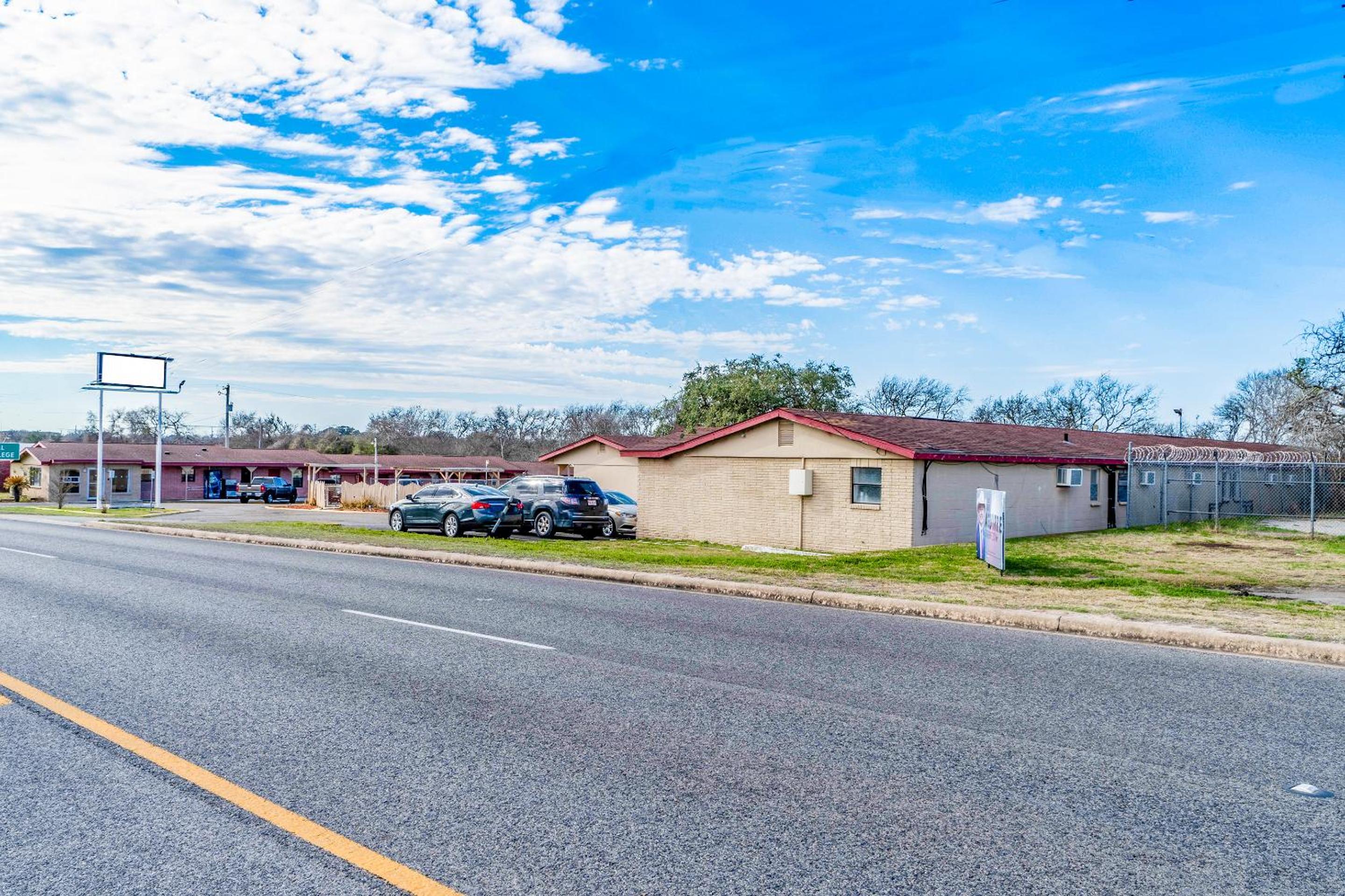 OYO Hotel Beeville -US 181
