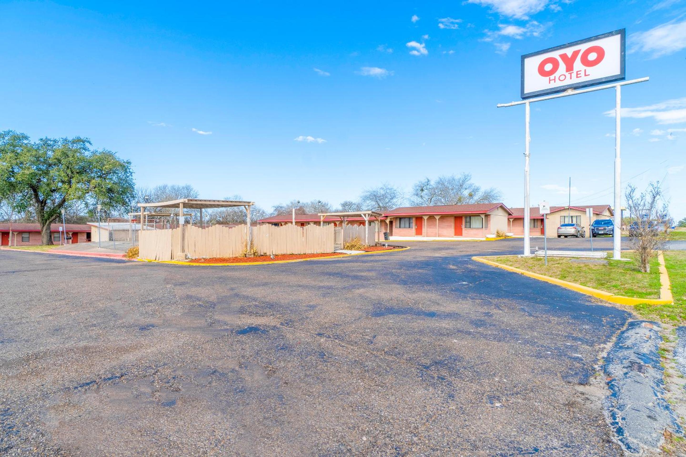OYO Hotel Beeville -US 181