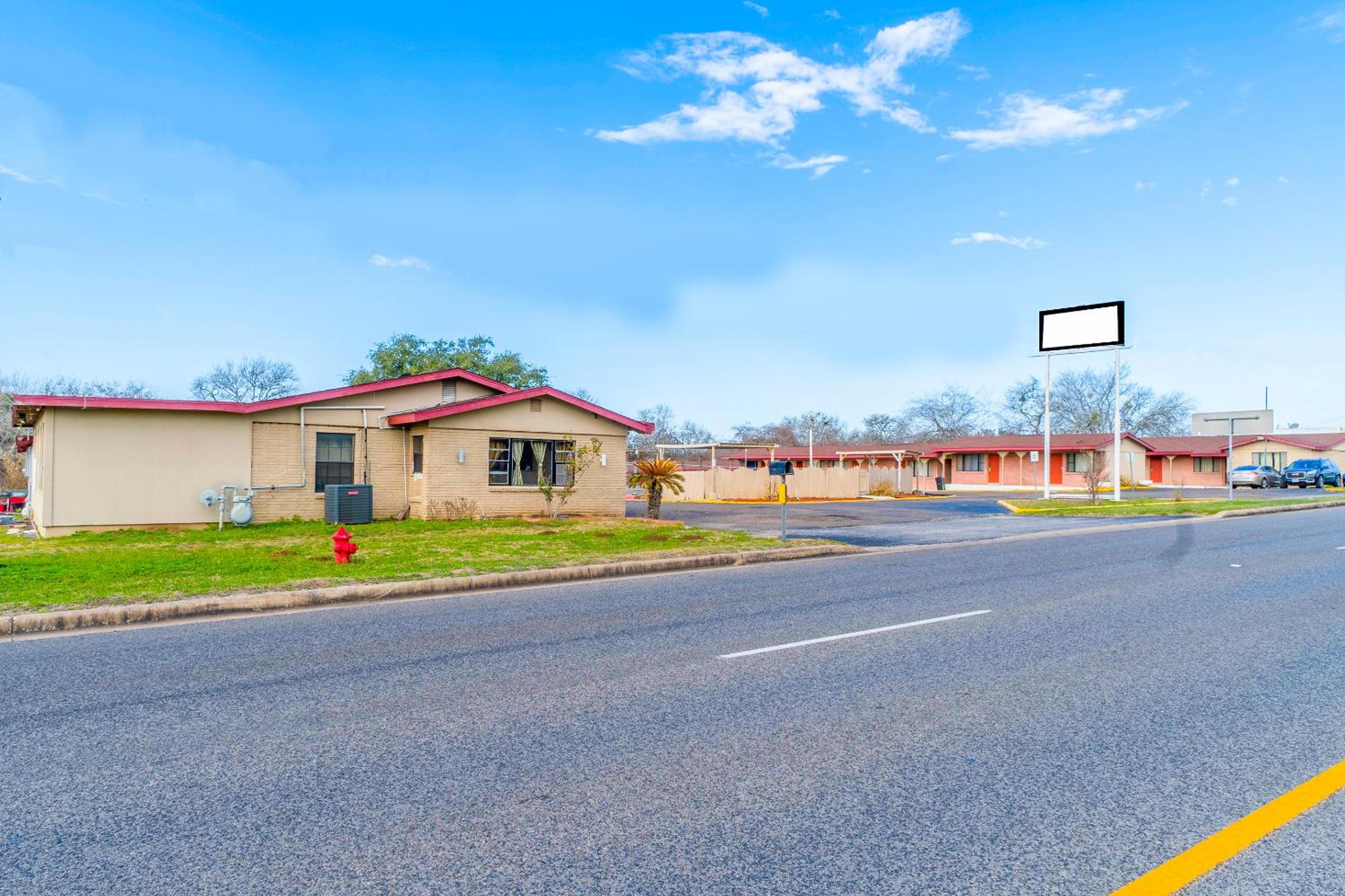 OYO Hotel Beeville -US 181