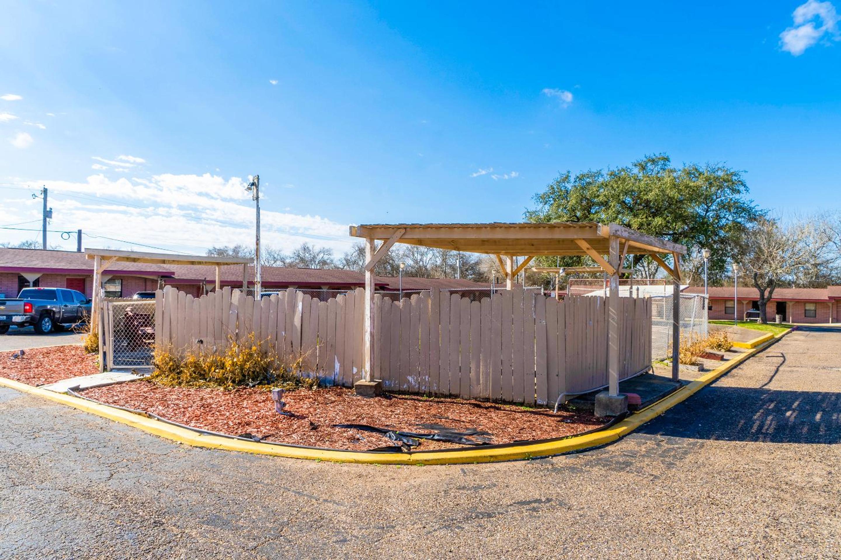 OYO Hotel Beeville -US 181
