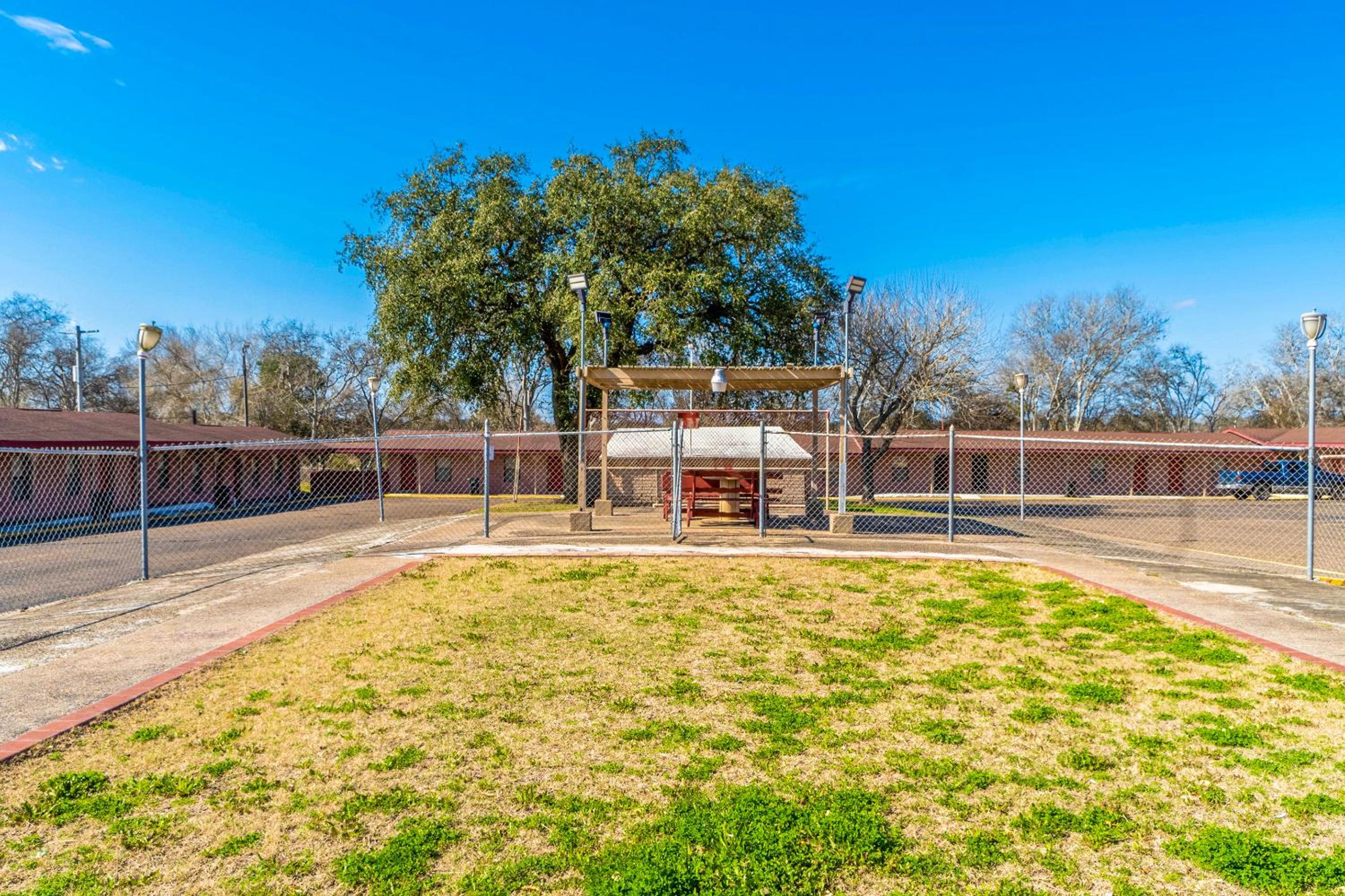 OYO Hotel Beeville -US 181