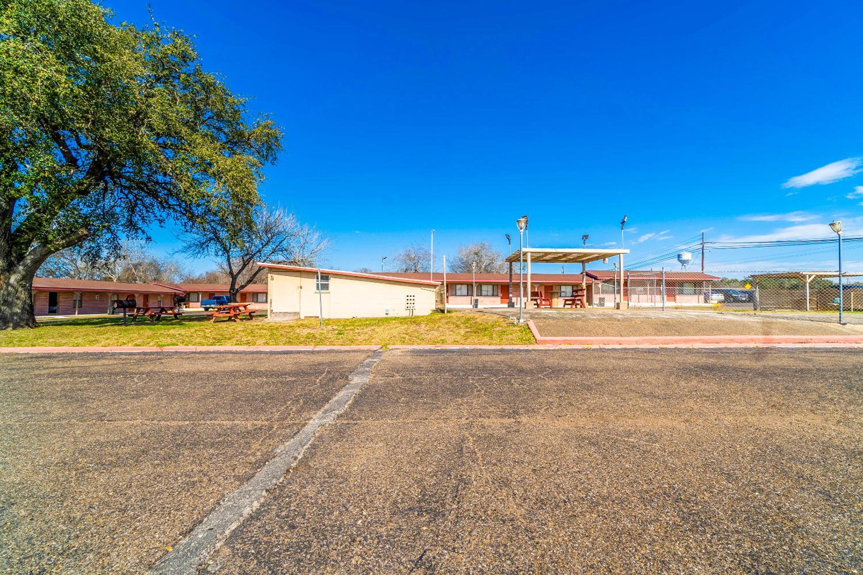 OYO Hotel Beeville -US 181