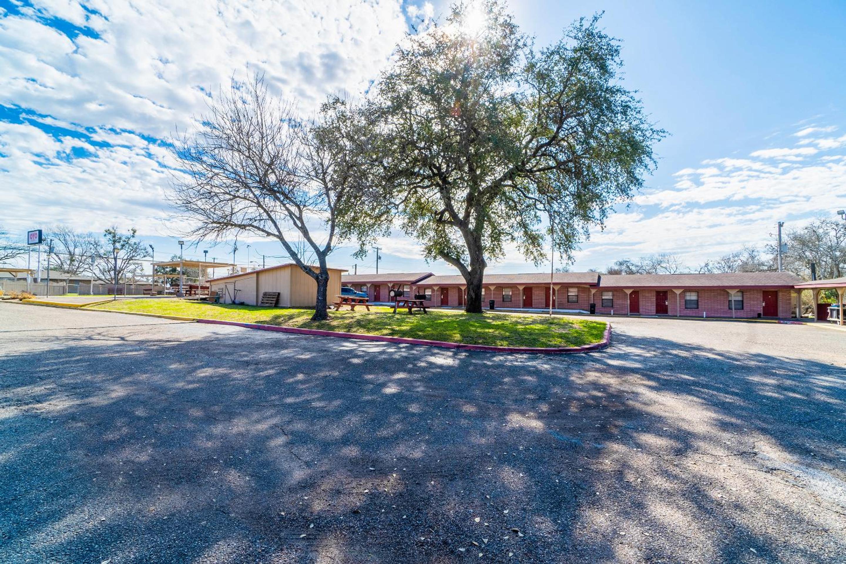 OYO Hotel Beeville -US 181
