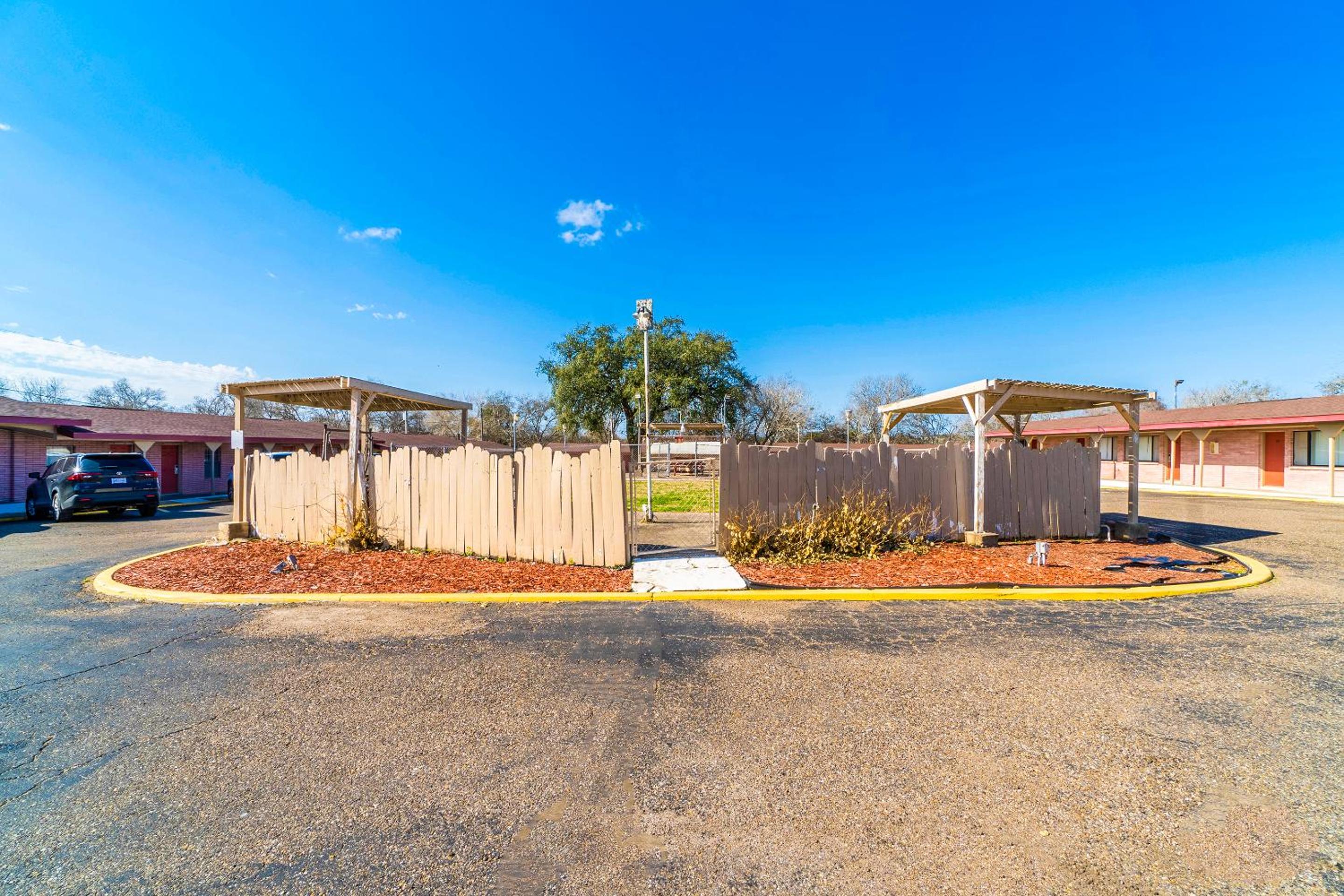 OYO Hotel Beeville -US 181