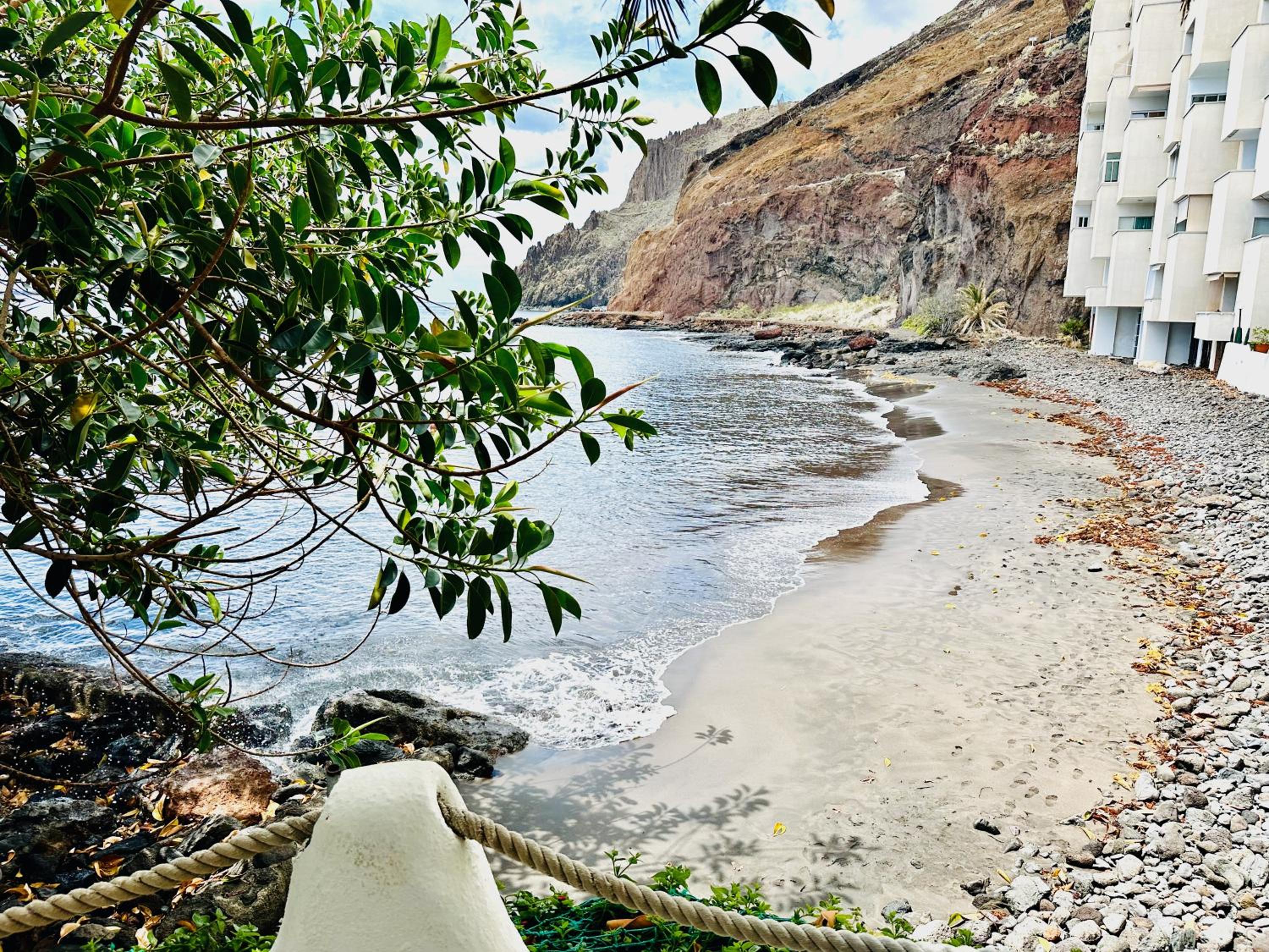 Pambnb - Modern Beachfront Apartment Hideaway