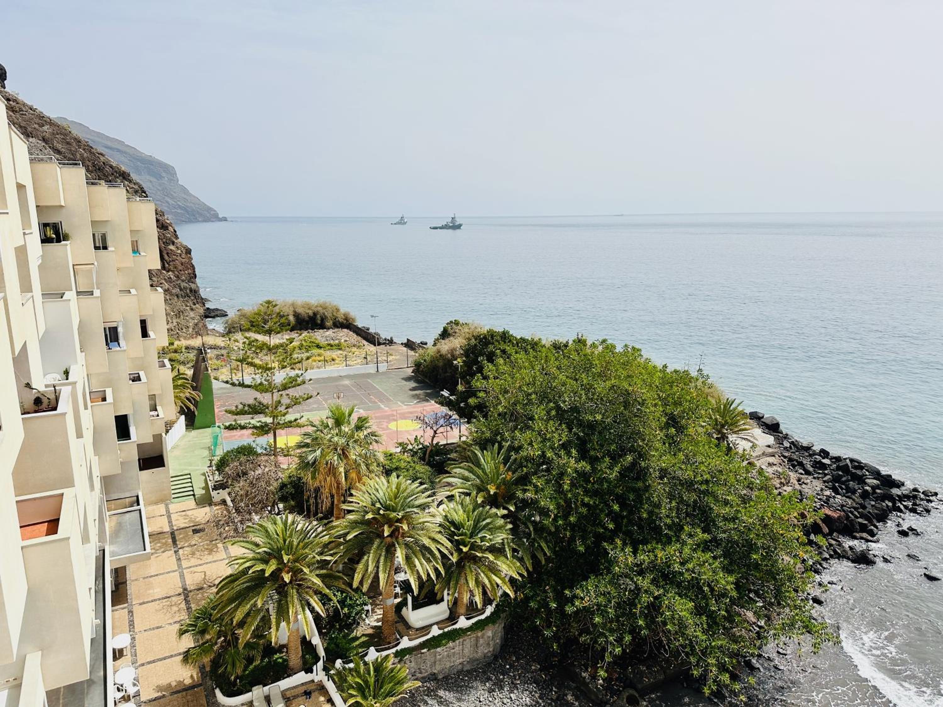 Pambnb - Modern Beachfront Apartment Hideaway