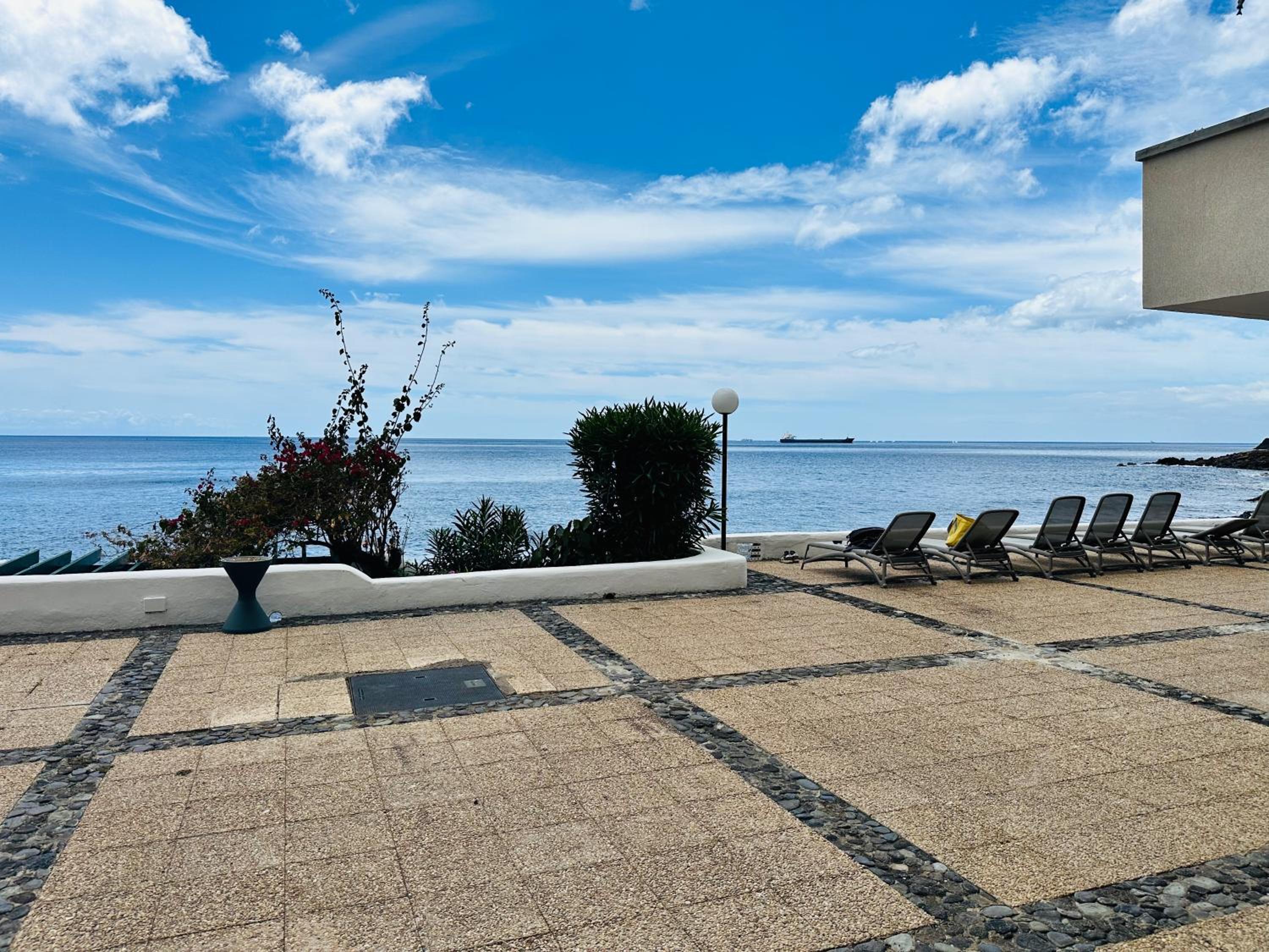 Pambnb - Modern Beachfront Apartment Hideaway