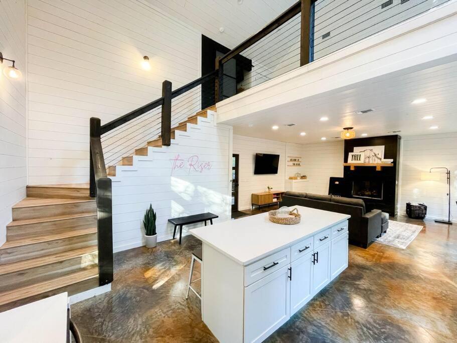 the RISER - BRAND NEW Modern Hideaway in Broken Bow view 4