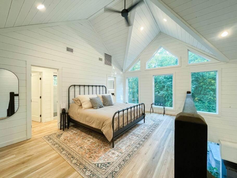 the RISER - BRAND NEW Modern Hideaway in Broken Bow view 3