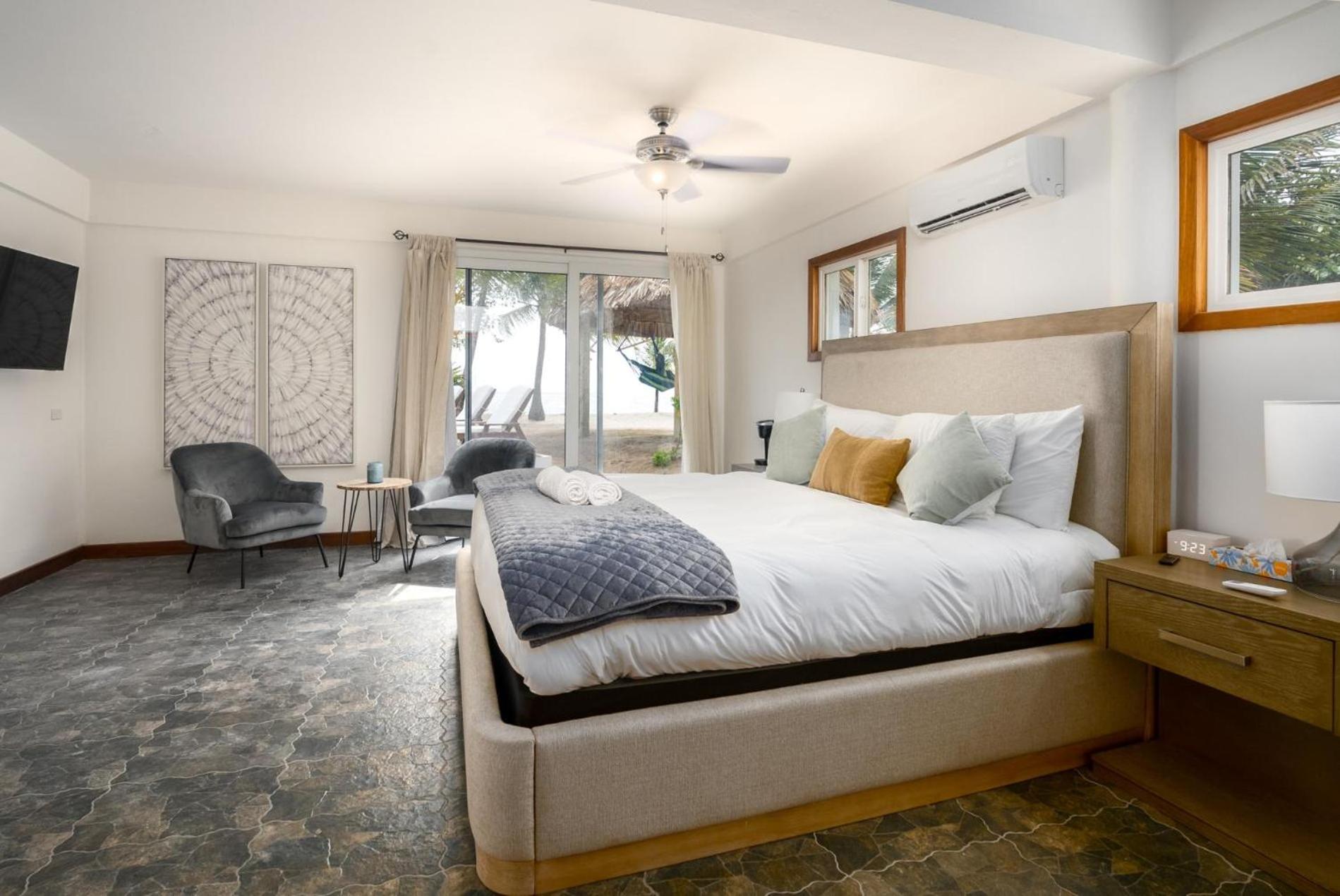 Dolphin Beach - Private Oceanfront 4-Bed Villa wPool on Huge Lot