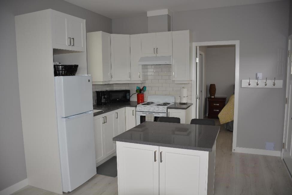 Victoria Vacations - LOCATION LOCATION LOCATION IMMACULATE 1 BEDROOM SUITE - Property Image 7