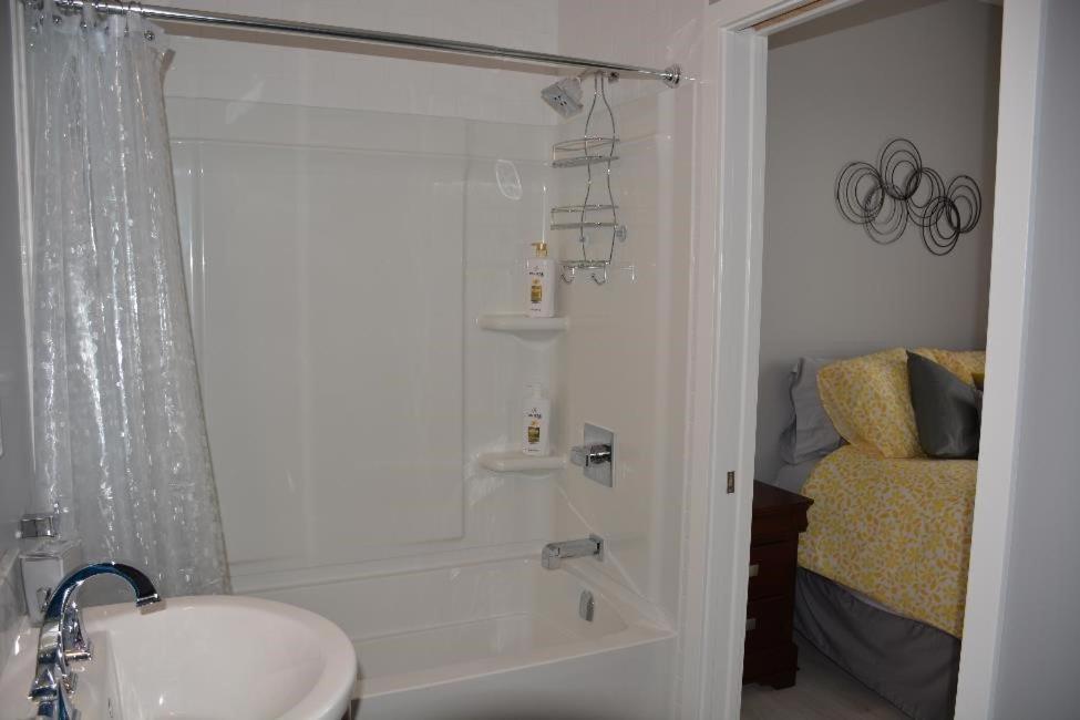 Victoria Vacations - LOCATION LOCATION LOCATION IMMACULATE 1 BEDROOM SUITE - Property Image 6