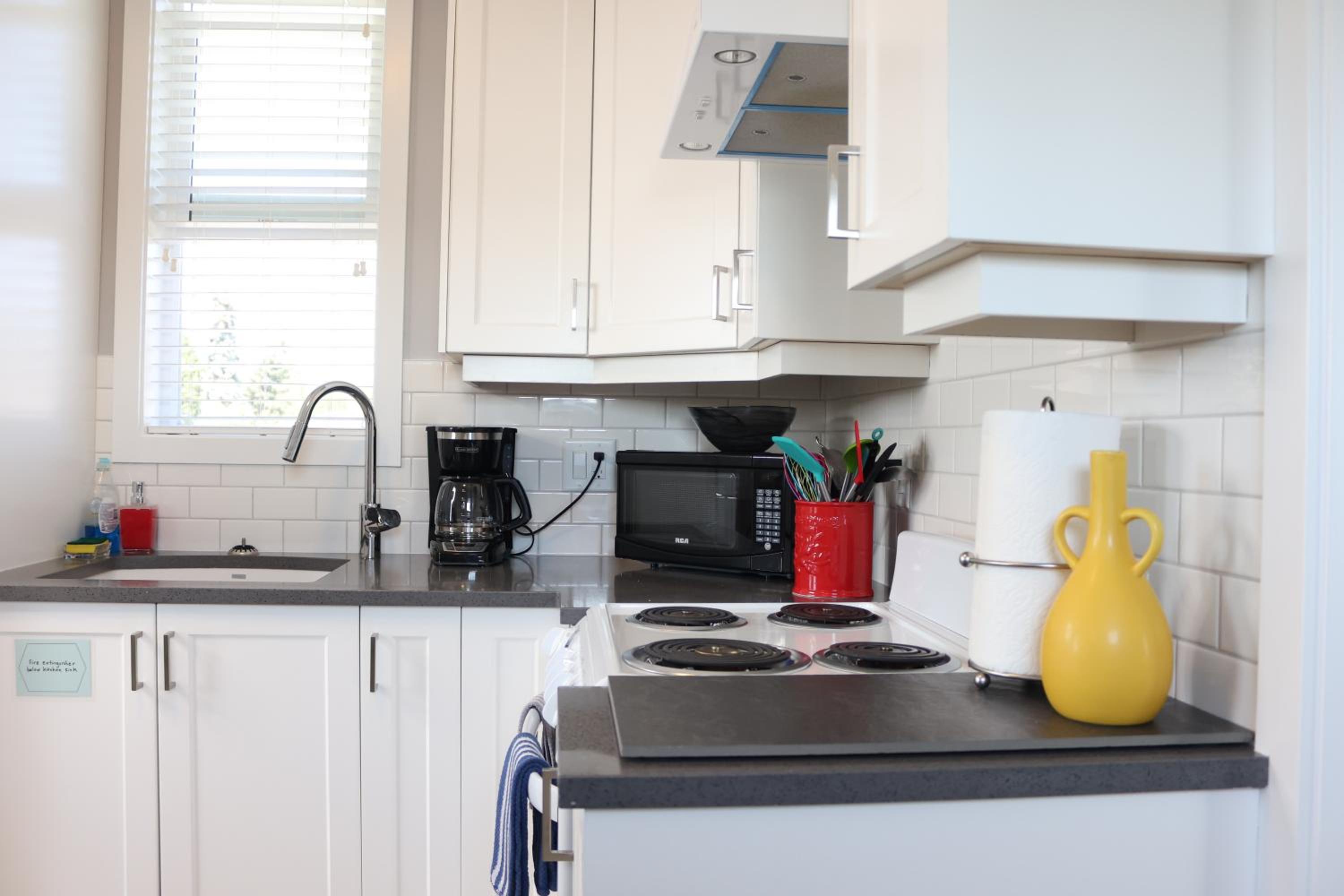 Victoria Vacations - LOCATION LOCATION LOCATION IMMACULATE 1 BEDROOM SUITE - Property Image 2