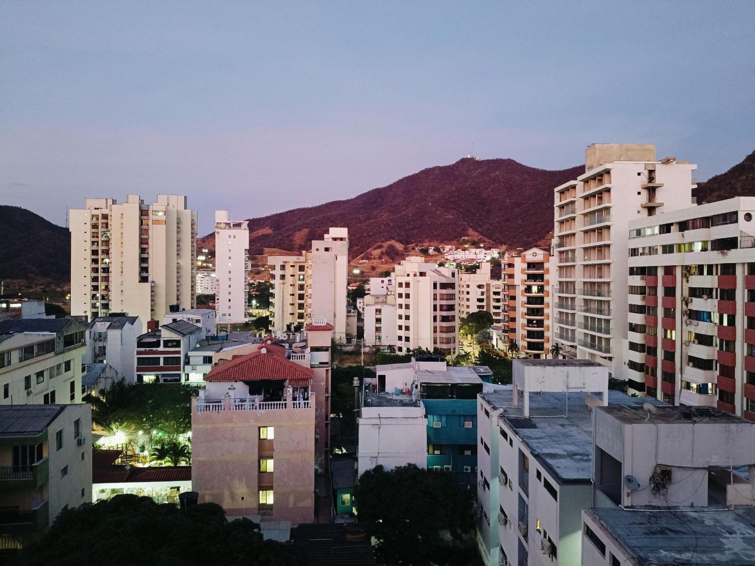 El Rodadero Hermoso Apartamento a 50m de la playa ven descansa o trabajar