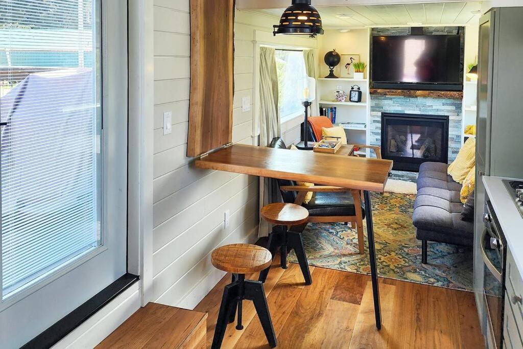 Azalea - tiny home living in style! view 4