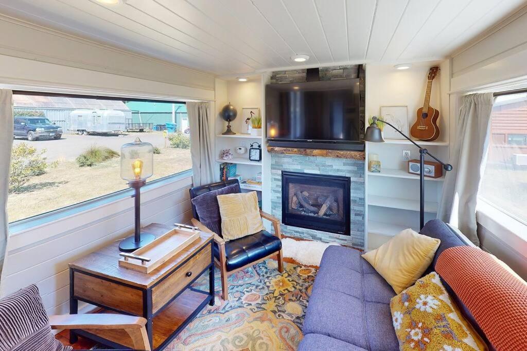 Azalea - tiny home living in style! view 3