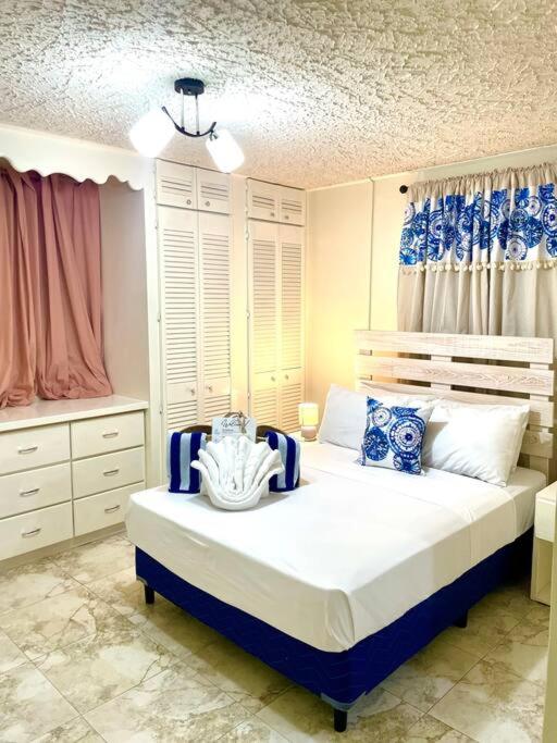 Hotel Steps 2 Beach - 5 Bedroom 3 Bathroom Villa - Image 1