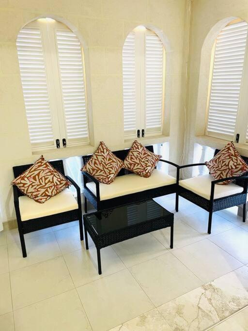 Steps 2 Beach - 5 Bedroom 3 Bathroom Villa