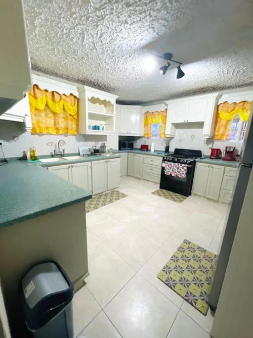 Steps 2 Beach - 5 Bedroom 3 Bathroom Villa