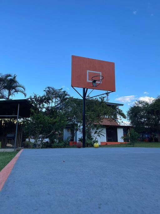 Monkey garage en Orosi