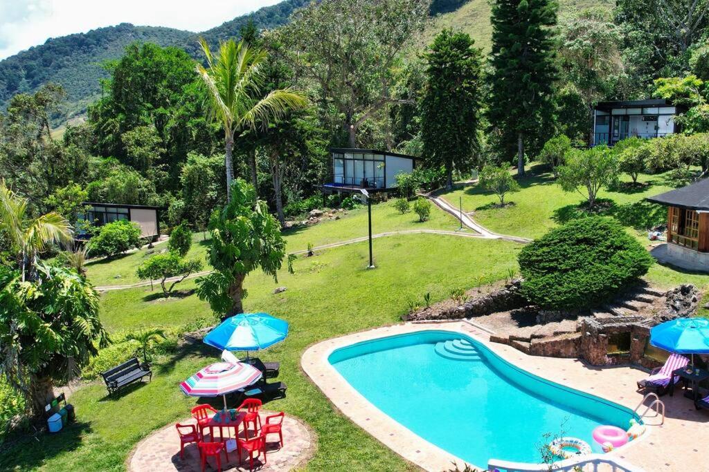 Los de Arriba Hotel Cabaña familiar con piscina en Calima