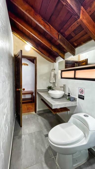 Los de Arriba Hotel Cabaña familiar con piscina en Calima