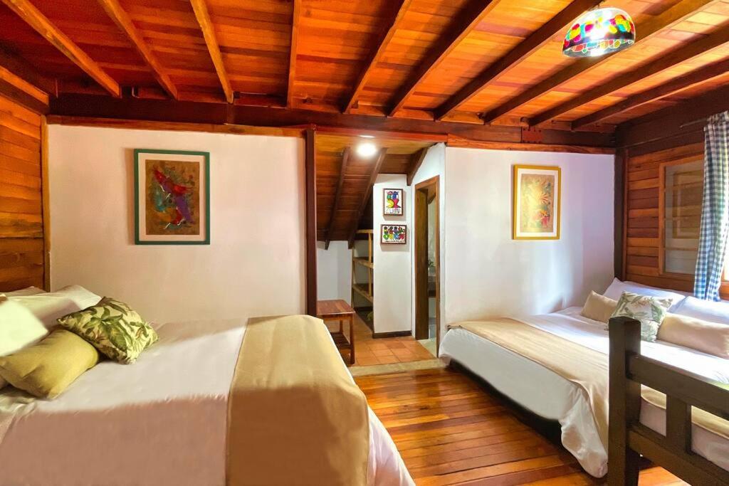 Los de Arriba Hotel Cabaña familiar con piscina en Calima