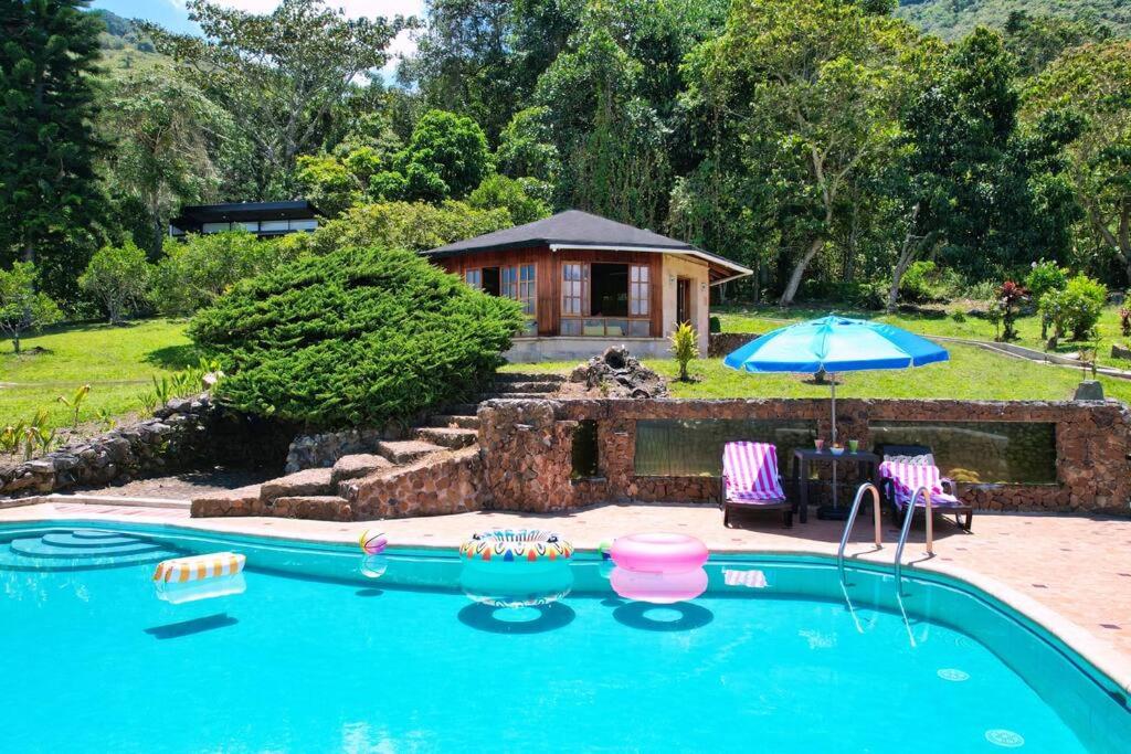 Los de Arriba Hotel Cabaña familiar con piscina en Calima
