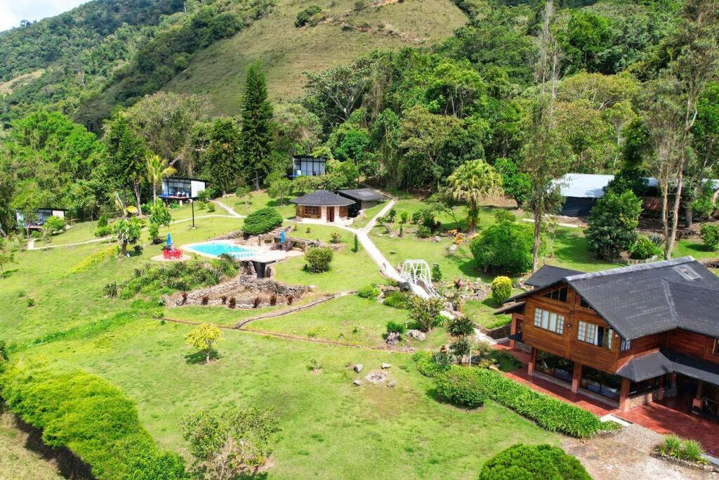 Los de Arriba Hotel Cabaña familiar con piscina en Calima