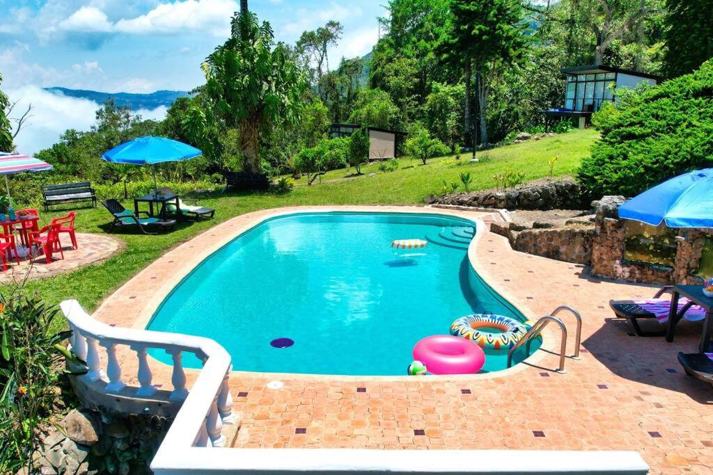 Los de Arriba Hotel Cabaña familiar con piscina en Calima