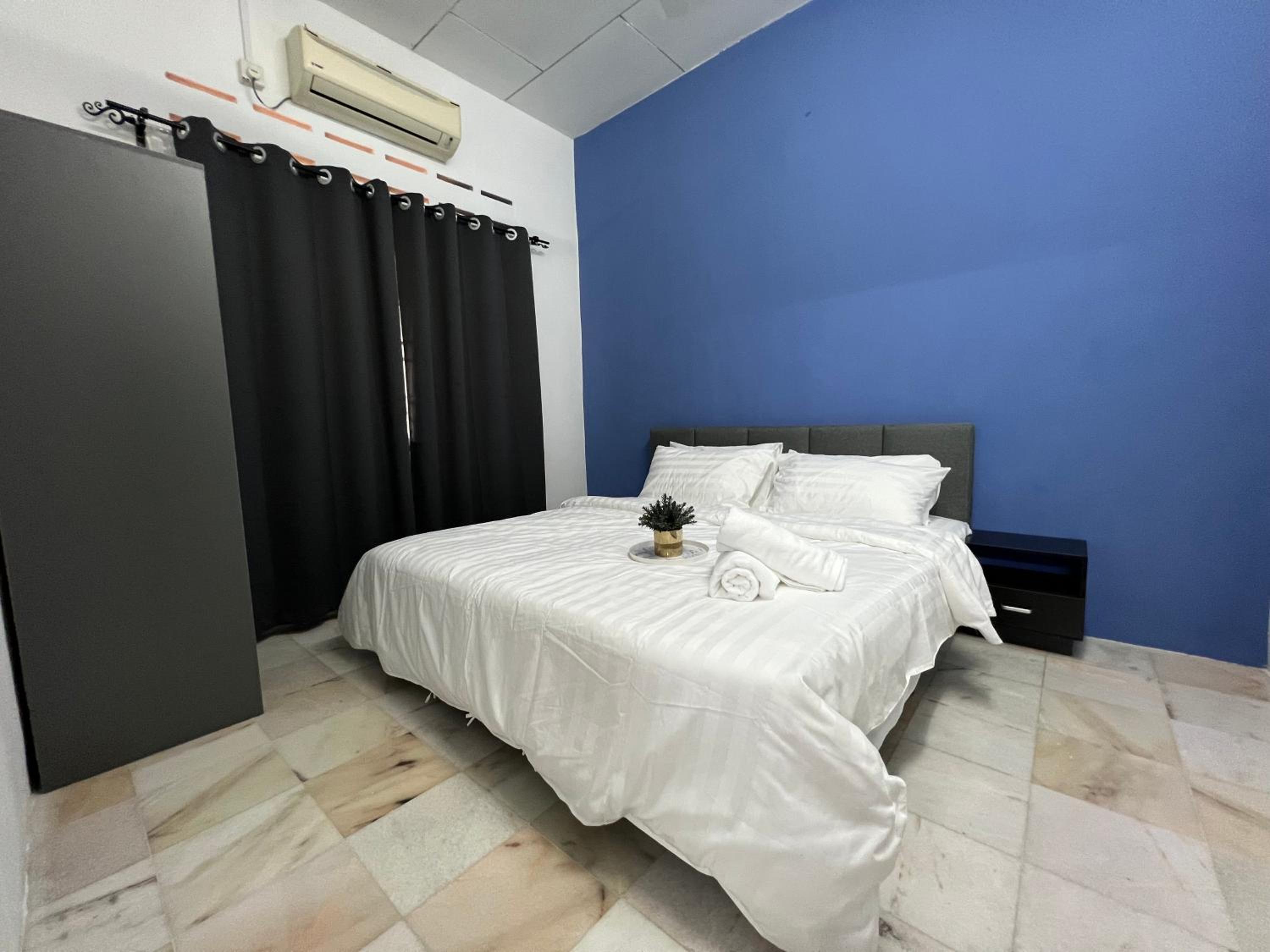 Near 7ELEVE KFC 10pax 3BR Hutan Melintang by willz photo 6