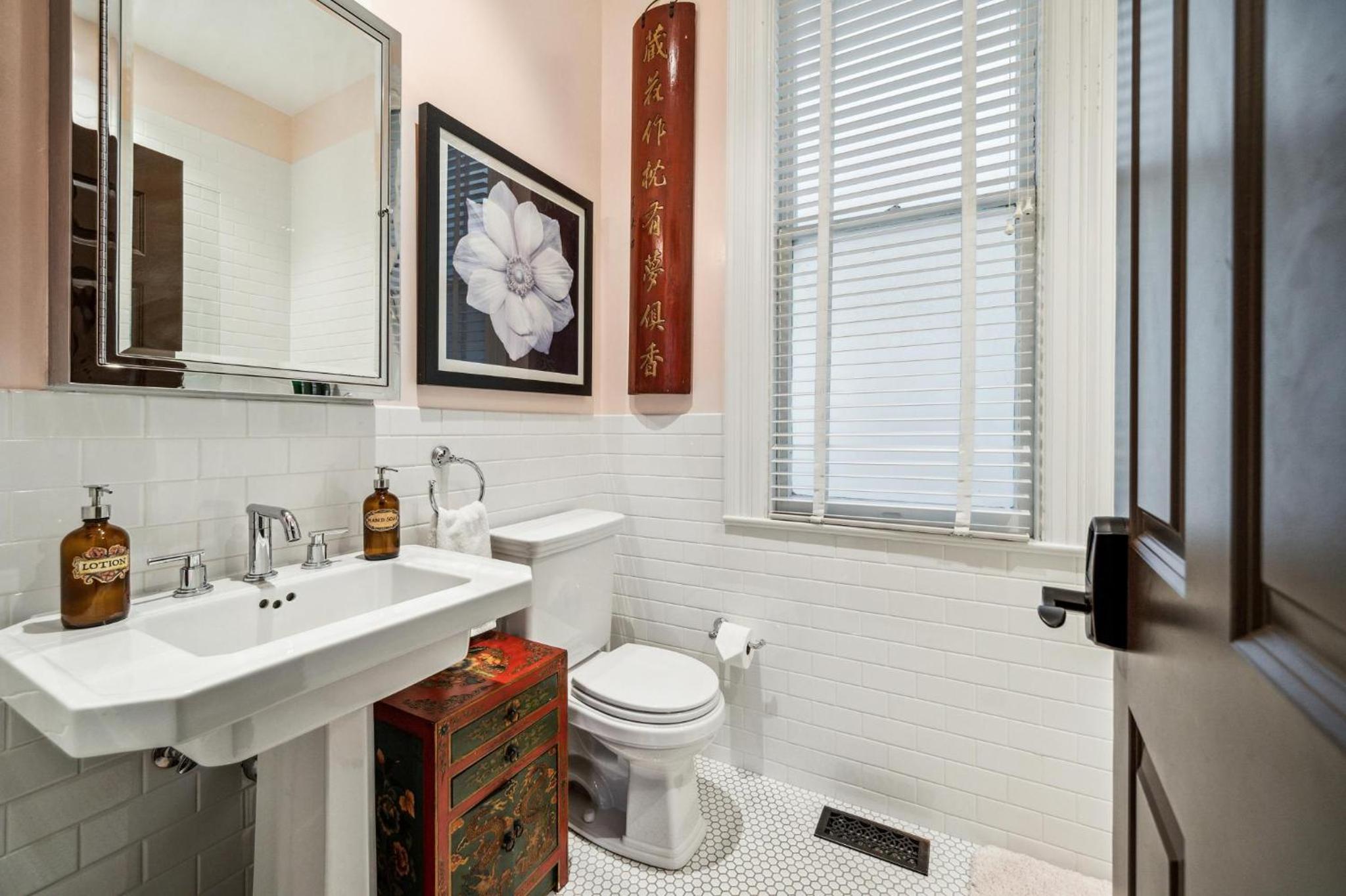 Historic & Charming Victorian Home Sleeps 11 view 3