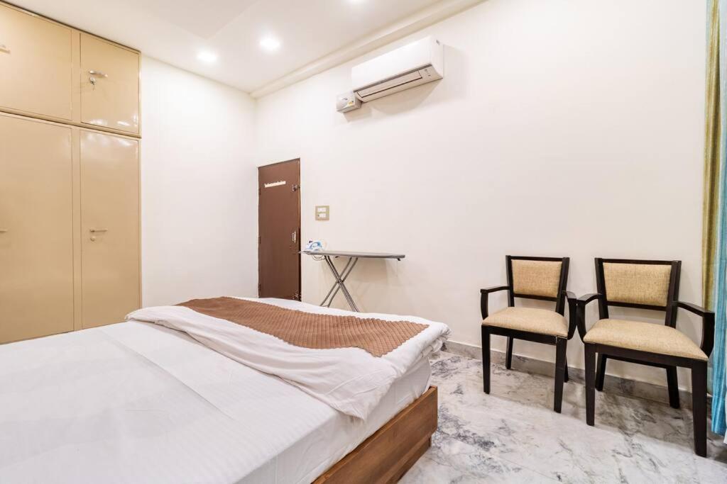 Stylish & Cozy Retreat with Jacuzzi view 2