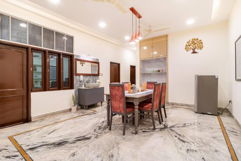 Stylish & Cozy Retreat with Jacuzzi view 4
