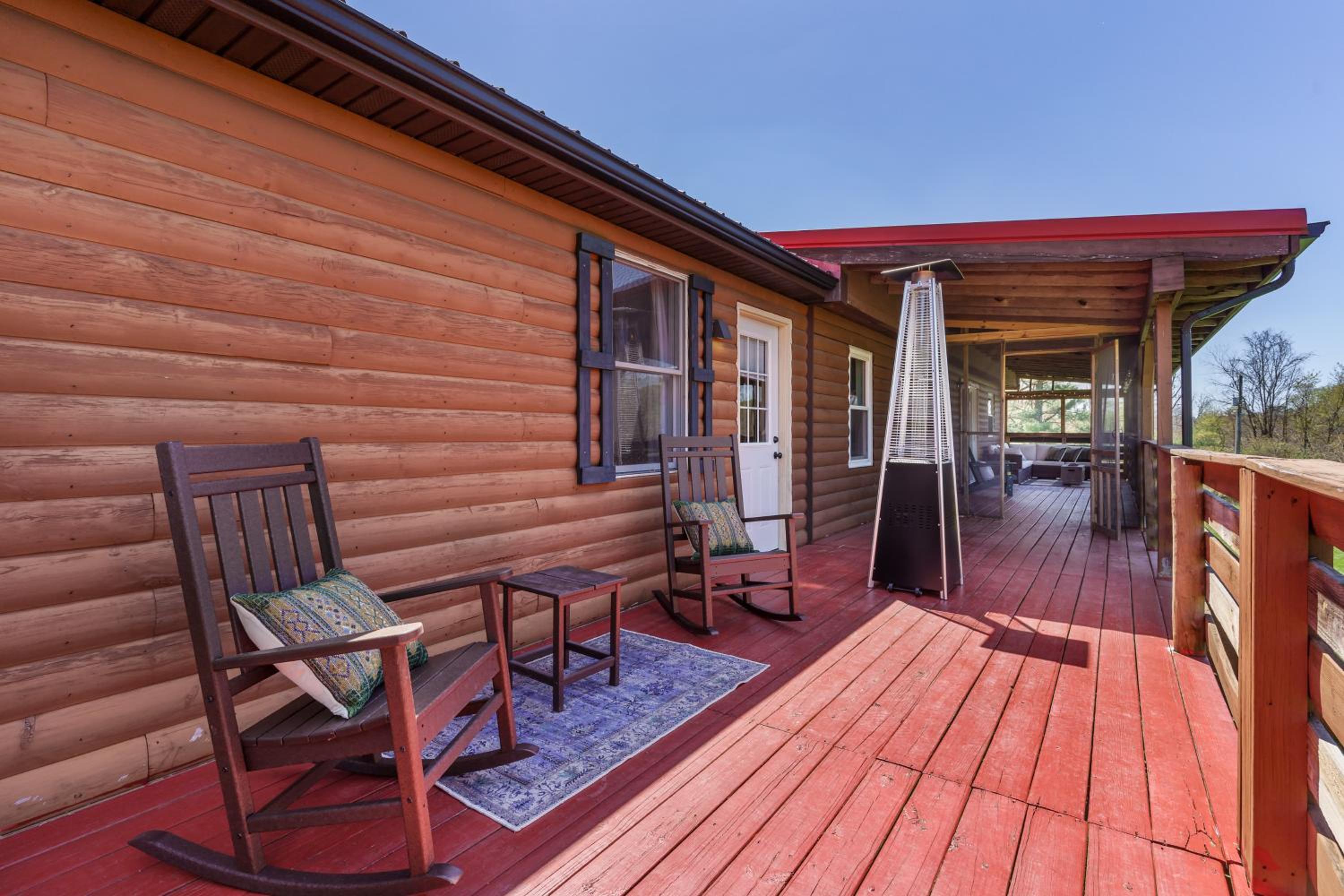 Spacious Cabin Near Hocking Hills and Caves with Hot Tub and Firepit view 4
