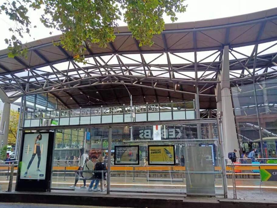 L39 1Min to SouthernCross,free Gym, Pool, sunna,Tram ,Sauna