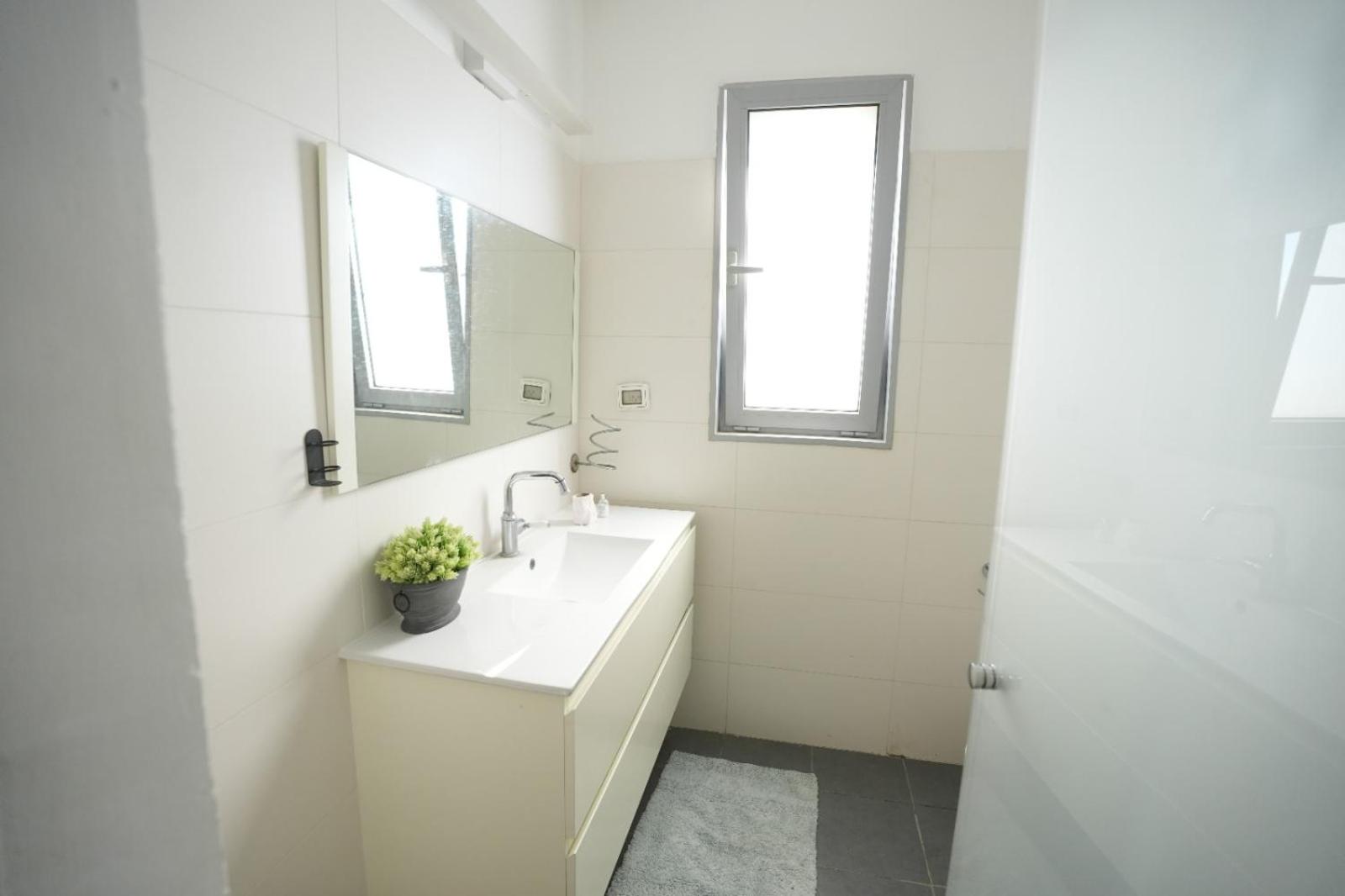 Specious Pastoral And Attractive 5 Bedroom Apartment Center Hod Hasharon view 4