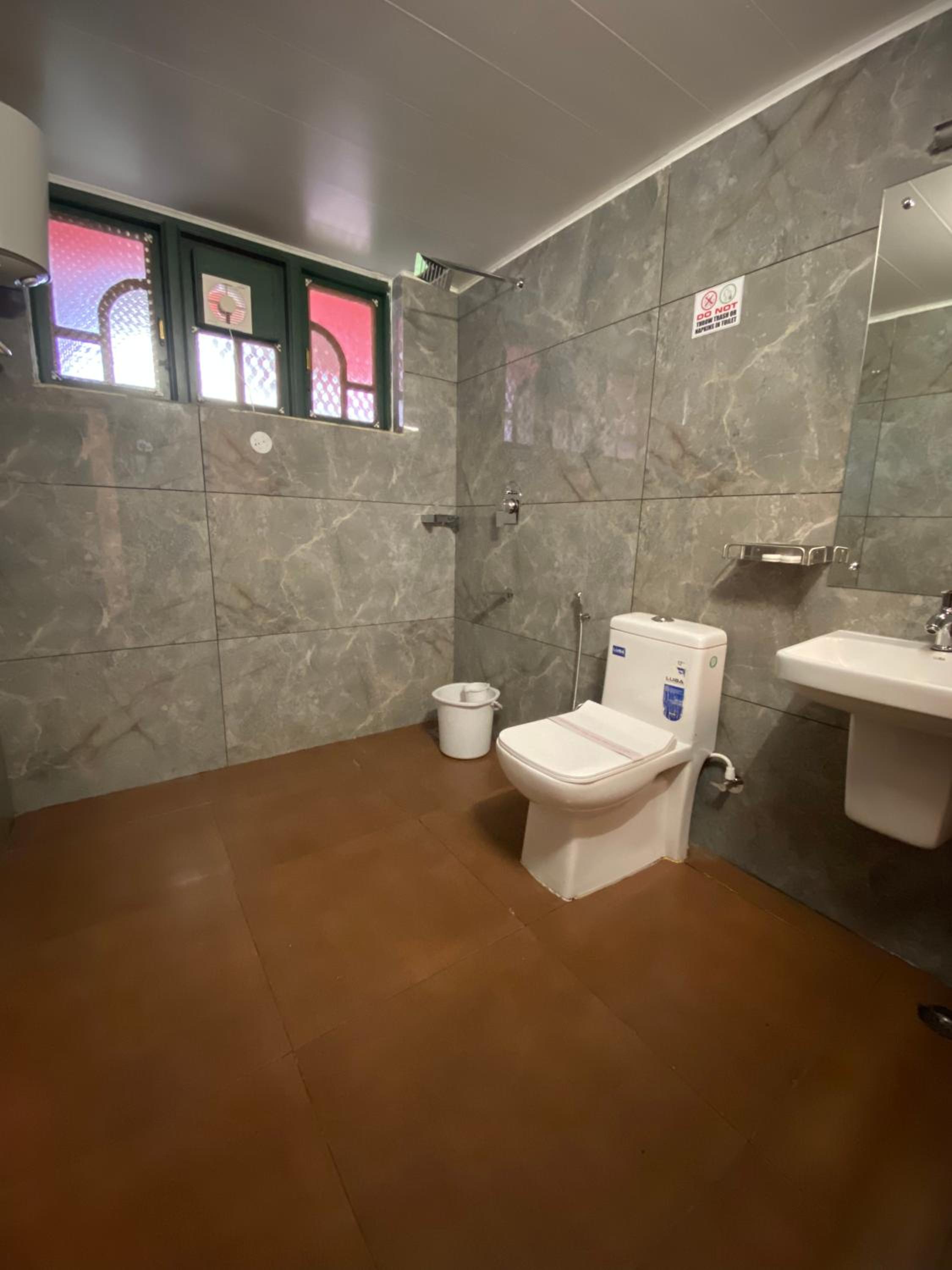 Lakefront Home Hotel