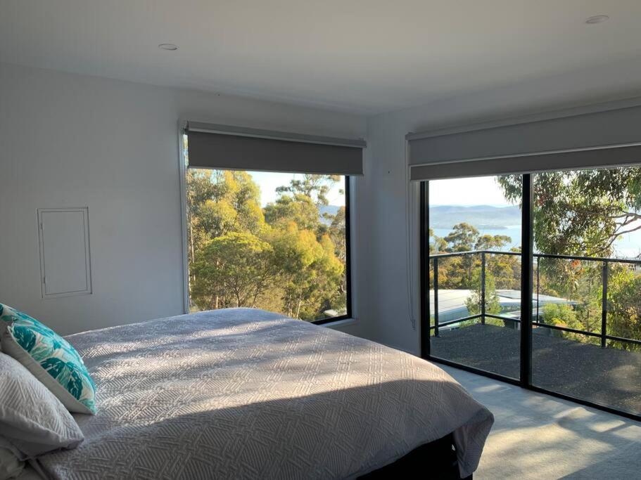 Modern executive house, stunning views over Hobart