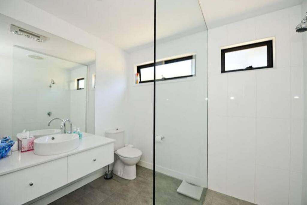Modern executive house, stunning views over Hobart