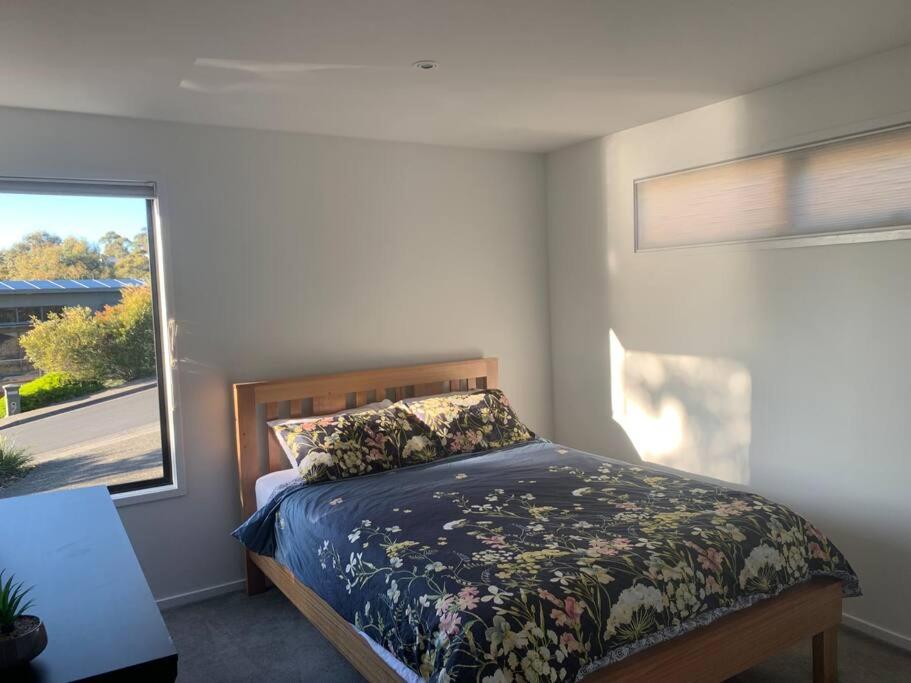 Modern executive house, stunning views over Hobart
